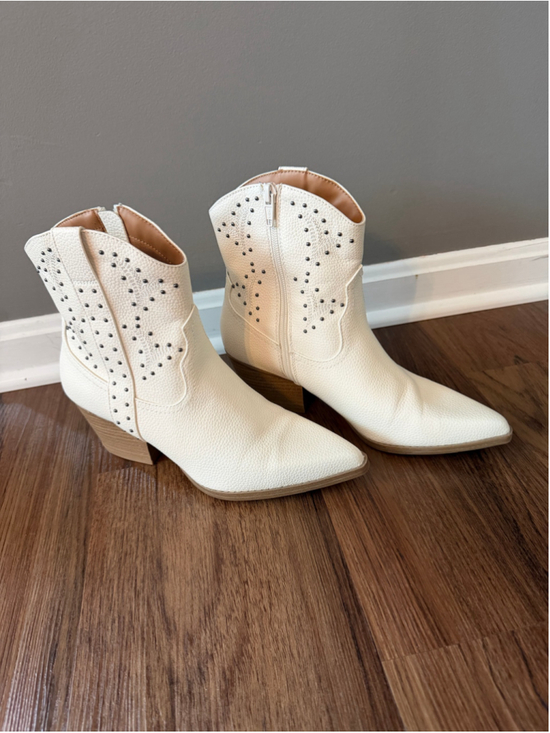 Shoes - Women's White Studded Western Ankle Boots Size 7.5
